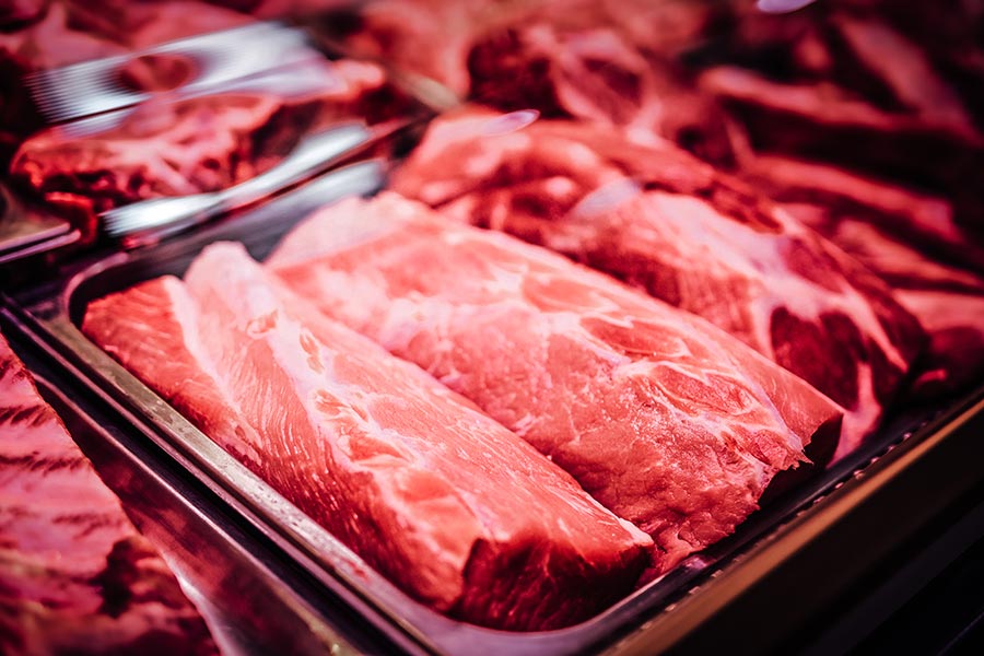 Frische Fleischstücke in der Theke.