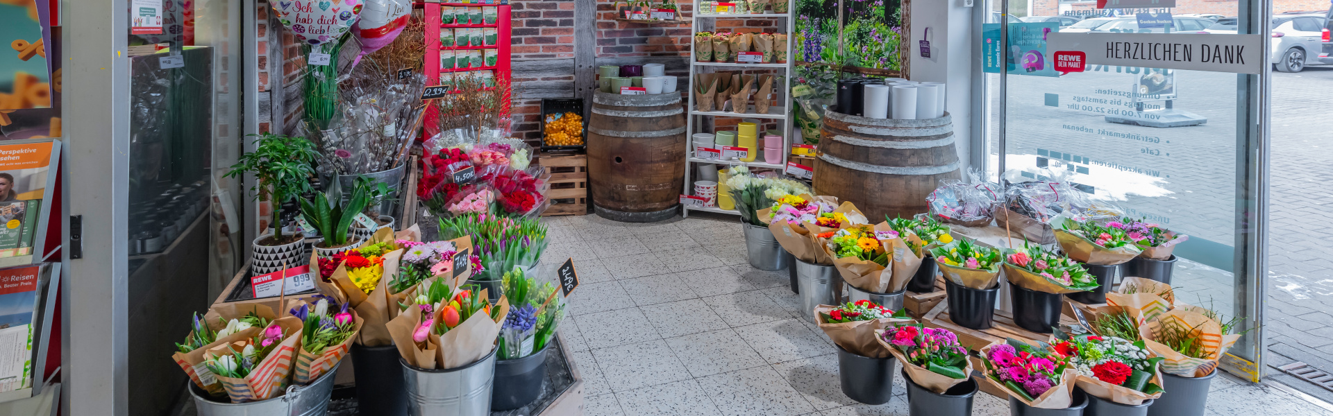 Siedlerplatz Blumen im Eingangsbereich